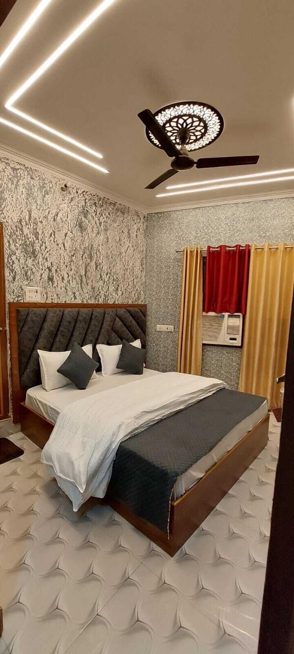 مكتب ومكواة/لوح كي وواي فاي مجانًا