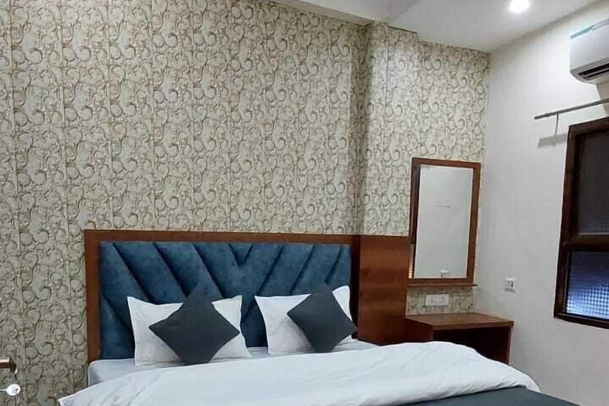 مكتب ومكواة/لوح كي وواي فاي مجانًا