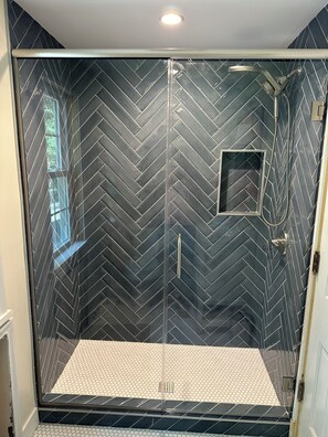 Shower, hair dryer, towels, soap - CAROLEWOOD: NEW LISTING FOR 2026!
Charming 4 bedroom, lake adjacent private home (Green Lake)