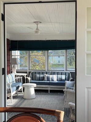 Smart TV - CAROLEWOOD: NEW LISTING FOR 2026!
Charming 4 bedroom, lake adjacent private home (Green Lake)