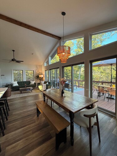 Amazing Views, Hot Tub, Fire Pit, & Chefs Kitchen!