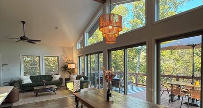 Amazing Views, Hot Tub, Fire Pit, & Chefs Kitchen!