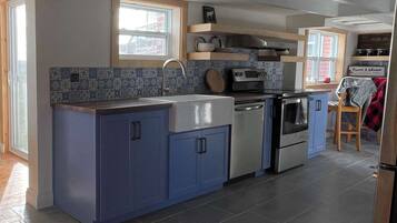 Een koelkast, een microgolfoven, een oven, een kookplaat