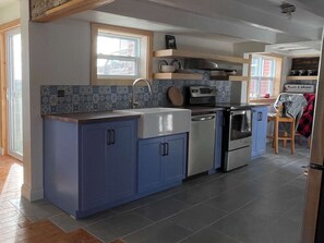 Een koelkast, een microgolfoven, een oven, een kookplaat