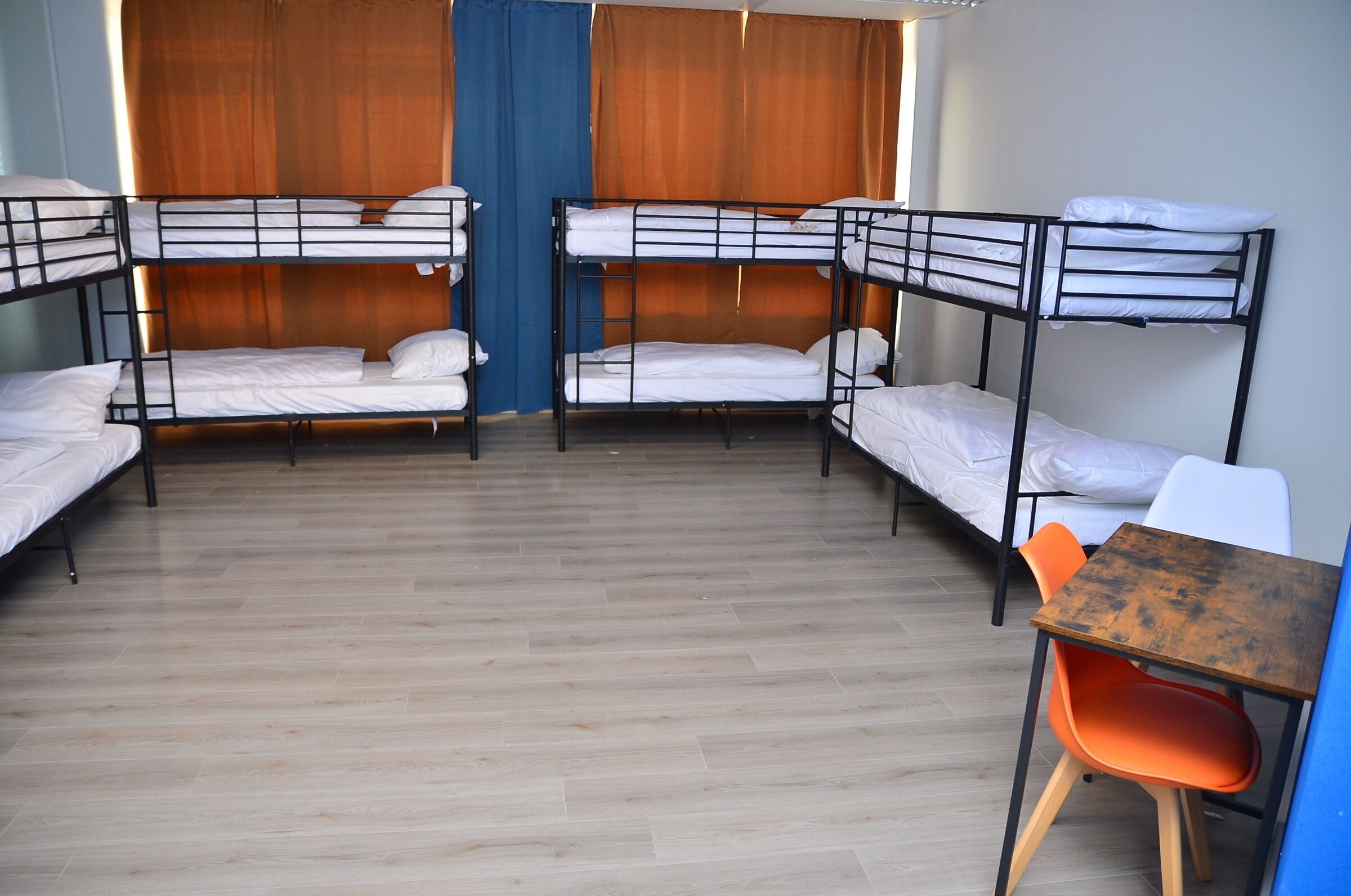 Phòng tập thể | Bàn, khu vực làm việc phù hợp cho laptop, màn/rèm cản sáng 