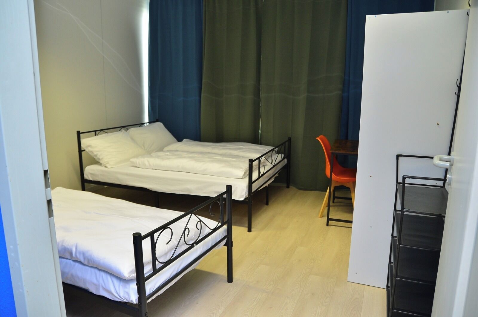 Phòng đôi dành cho gia đình, quang cảnh thành phố | Bàn, khu vực làm việc phù hợp cho laptop, màn/rèm cản sáng 