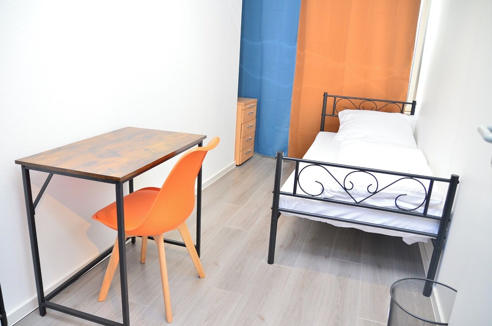 Schreibtisch, laptopgeeigneter Arbeitsplatz, Verdunkelungsvorhänge