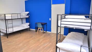 Työpöytä, kannettavalle tietokoneelle sopiva työtila, pimennysverhot