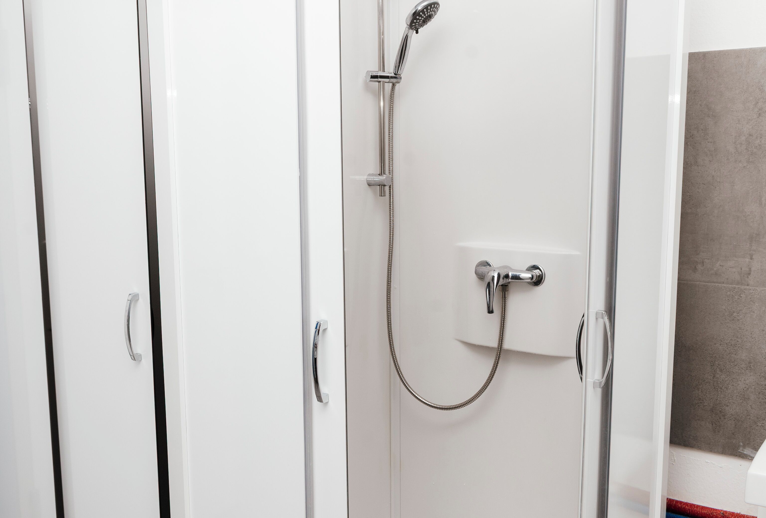 Ein Badezimmer mit Dusche, Toilette und Waschbecken.