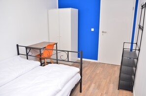 Desk, laptop workspace, blackout drapes, soundproofing - XENON HOSTELS UG (Dreieich)