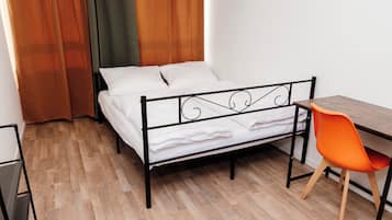 Een bureau, een laptopwerkplek, verduisterende gordijnen