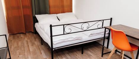 Työpöytä, kannettavalle tietokoneelle sopiva työtila, pimennysverhot