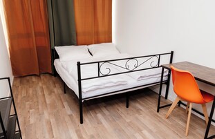 Escritorio, espacio para trabajar con laptop y cortinas blackout