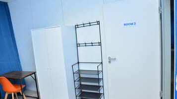 Työpöytä, kannettavalle tietokoneelle sopiva työtila, pimennysverhot