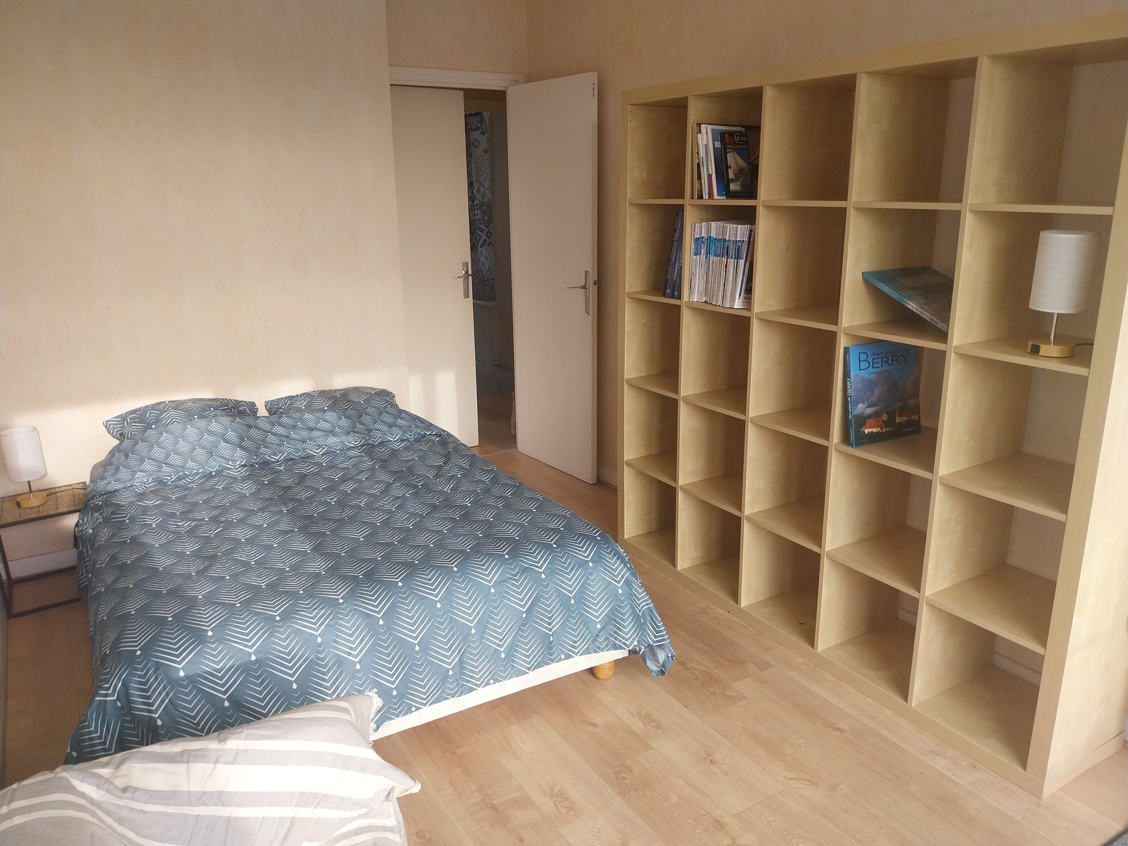 2 bedrooms, travel crib, bed sheets