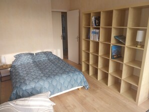 2 chambres, lit parapluie, draps fournis