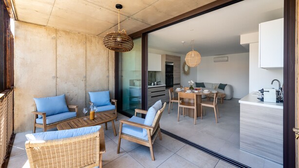 A modern living space with a dining area, kitchen, and seating arrangements. - La Maison de la Plage - Edena 4 Personnes (Mauguio)
