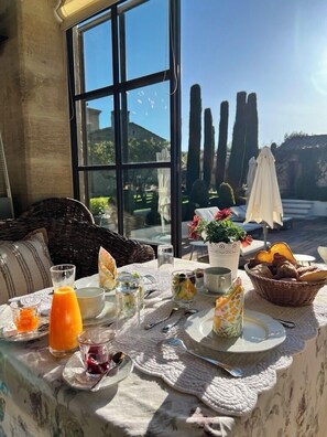 فطور أوروبي مجانًا يوميًا