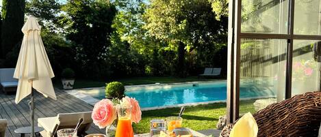 Free daily continental breakfast