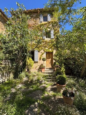 Familien-Suite, Terrasse, Gartenblick | Blick auf den Garten