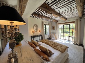 Familien-Suite, Terrasse, Gartenblick | Hochwertige Bettwaren, Betten mit Memory-Foam-Matratzen, Minibar