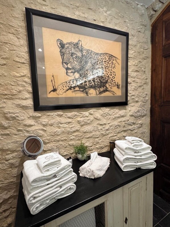 Family Suite, Patio, Garden View | Bathroom | Free toiletries, hair dryer, bathrobes, slippers - Villa Hautvallon (Gordes)