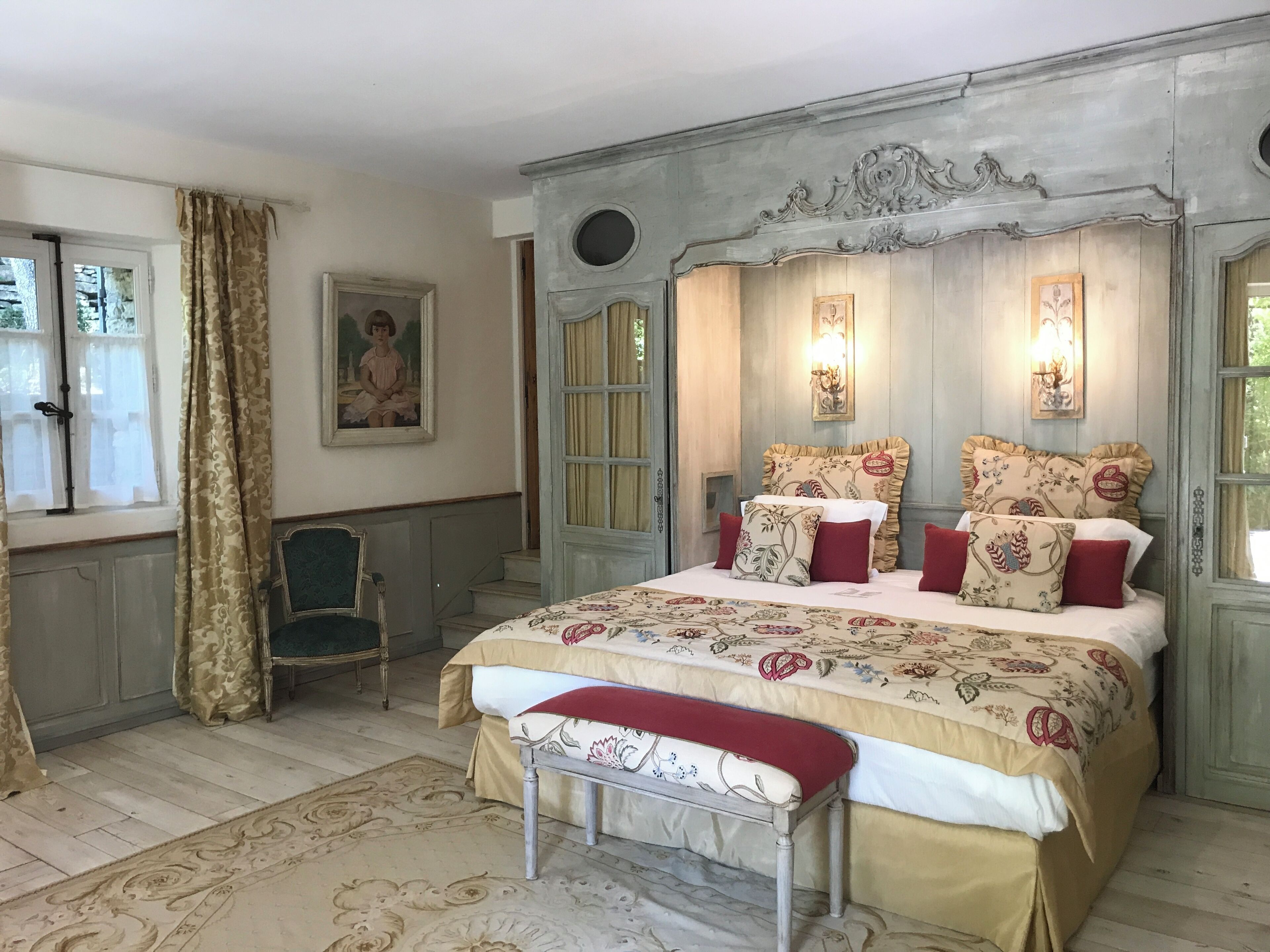 أغطية فراش متميزة وأسرّة بإسفنج يتكيف مع شكل الجسم وميني بار