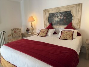 Junior Double Room, Patio, Garden View | Minibar, in-room safe, free WiFi - Villa Hautvallon (Gordes)