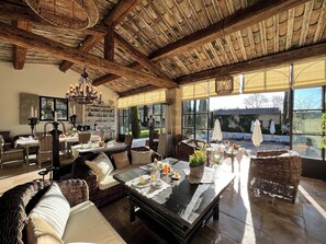 فطور أوروبي مجانًا يوميًا