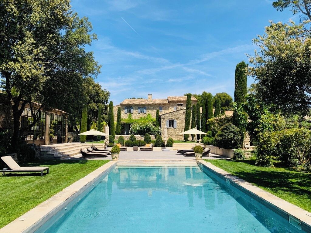 季節限定屋外プール、営業時間 8:00 ～ 20:00、プール パラソル、サンラウンジャー