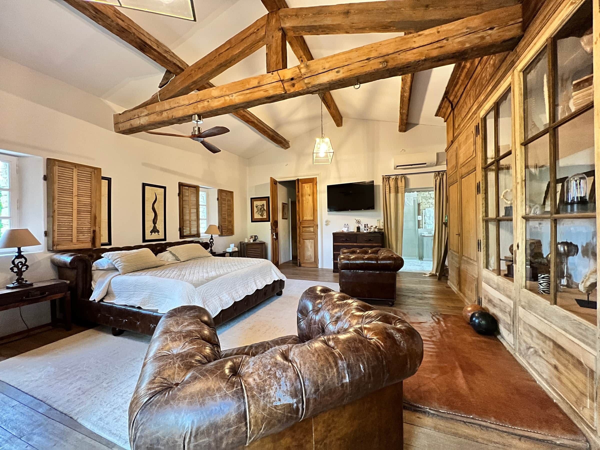 أغطية فراش متميزة وأسرّة بإسفنج يتكيف مع شكل الجسم وميني بار