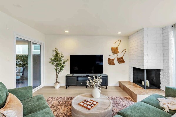 TV, offices - 3BR with Hot Tub, Sunset Deck, AC, Luxury Dining (San Diego)
