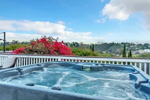 Outdoor spa tub - 3BR with Hot Tub, Sunset Deck, AC, Luxury Dining (San Diego)