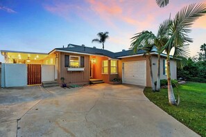 Exterior - 3BR with Hot Tub, Sunset Deck, AC, Luxury Dining (San Diego)