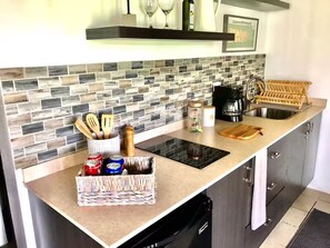 Refrigerador, parrilla de estufa y cafetera y tetera 