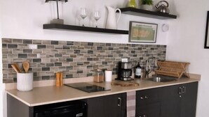 コーヒー / ティーメーカー、冷蔵庫、コンロ、調理器具と食器
