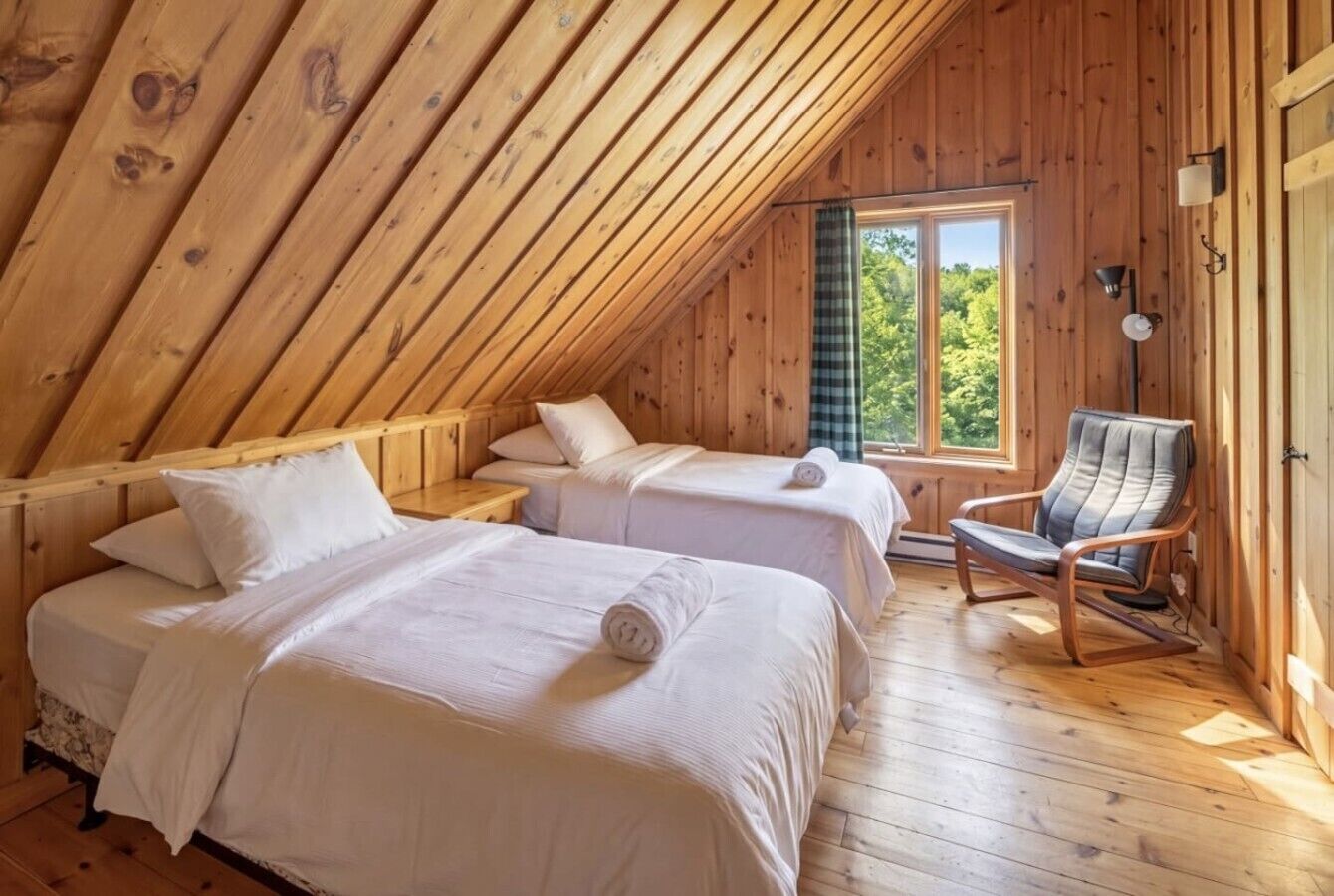 Desk, WiFi, bed sheets