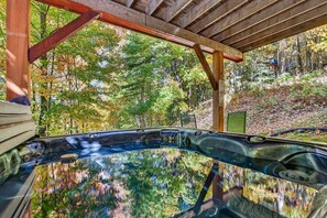 Un jacuzzi con vista a un área boscosa.