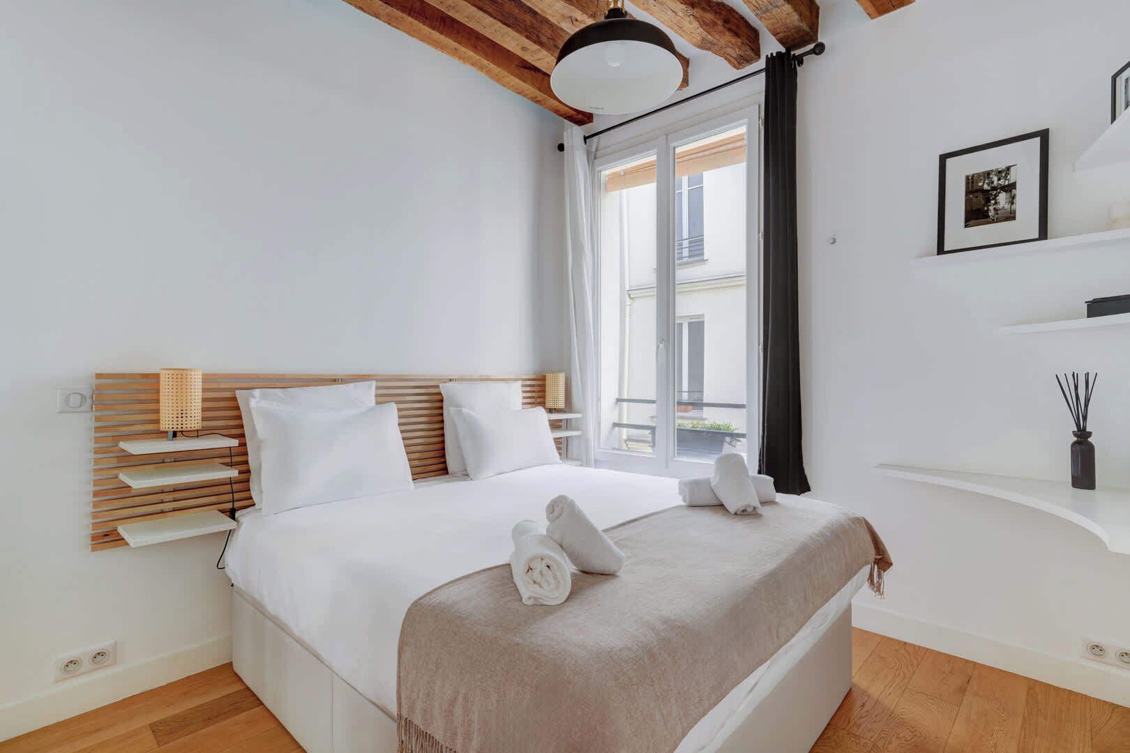 Silitysrauta/-lauta, Wi-Fi, vuodevaatteet