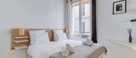 Silitysrauta/-lauta, Wi-Fi, vuodevaatteet