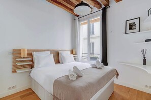 Iron/ironing board, WiFi, bed sheets - Athos I Stylish 1BR home on the Rive Gauche (Paris)