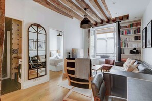 TV - Athos I Stylish 1BR home on the Rive Gauche (Paris)