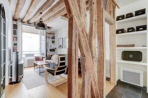 TV - Athos I Stylish 1BR home on the Rive Gauche (Paris)