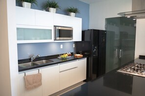 Een koelkast, een magnetron, een oven, een kookplaat