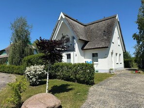 Exterior - Arkonablick OG Apartment in 2-family house, first row to the sea. Dogs are allowed. (Glowe)