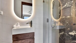 Shower - Helena Grand Estate Hunter Valley (Ellalong)