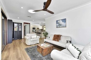 Smart TV - Helena Grand Estate Hunter Valley (Ellalong)