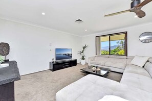 Smart TV - Helena Grand Estate Hunter Valley (Ellalong)