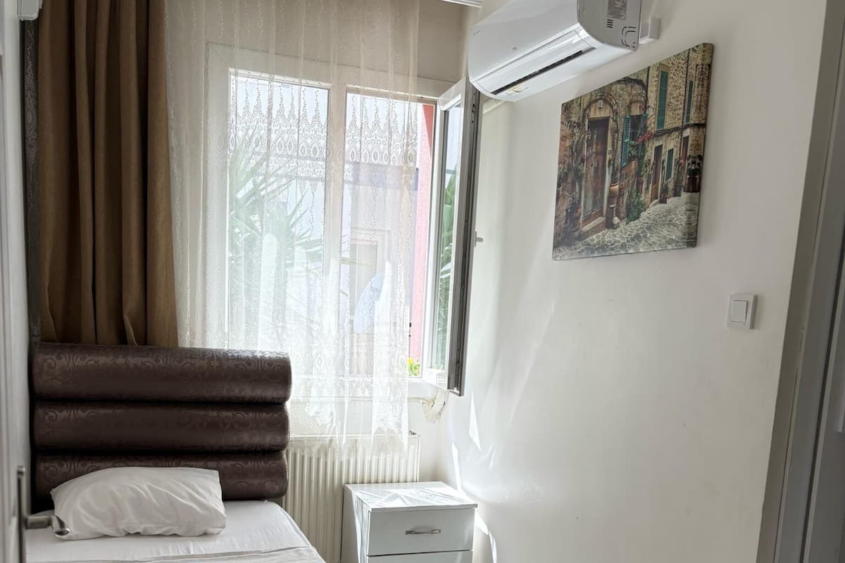 Camera Basic, 1 letto singolo, non fumatori, vista città | Una scrivania, Wi-Fi gratuito