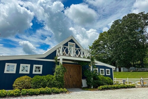 Peaceful home with wheelchair accessibility, outdoor deck, front porch & wifi